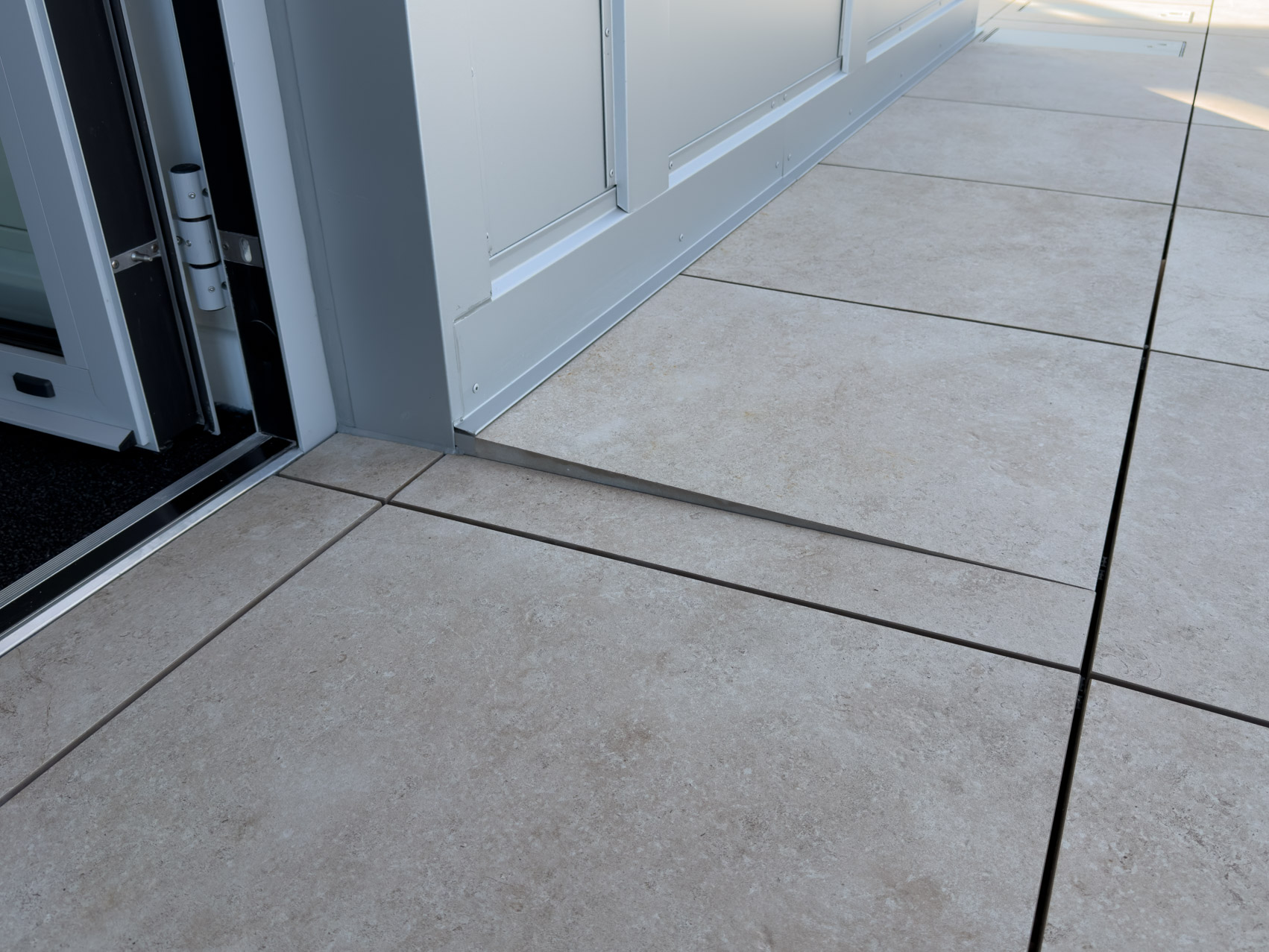 Access ramp integrated into a raised porcelain paving syste